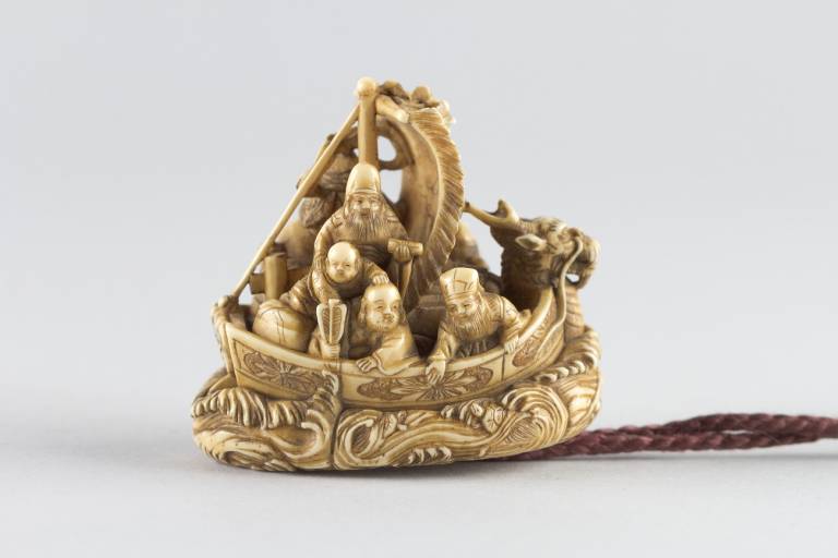 Circa 5 cm kleines Netsuke der Sieben Glücksgötter auf einem Boot aus Elfenbein
