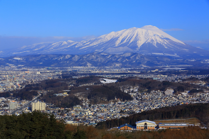 Panorama Moriokas mit dem Iwate-Berg im Hintergrund.