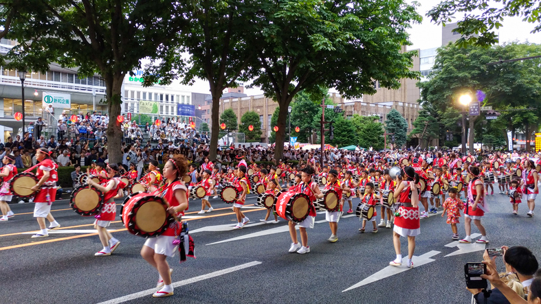 Tänzerinnen und Tänzer während des Morioka Sansa Odori-Festivals
