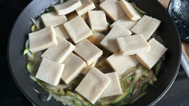 Tofu mit Gemüse in der Pfanne