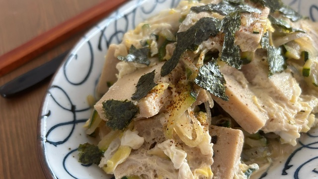 Kōya-Dōfu (getrockneter Tofu) mit Rührei und Nori-Algen