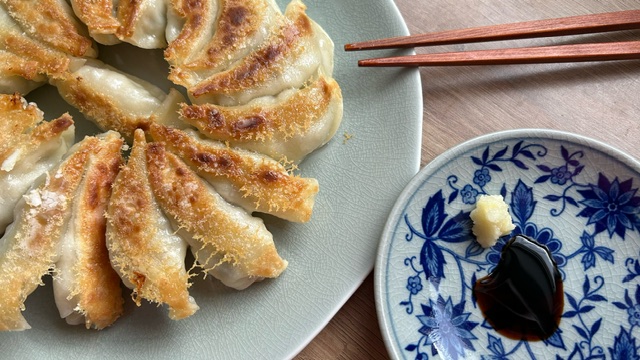 Gebratene Gyoza mit Essstäbchen und Sojasauce