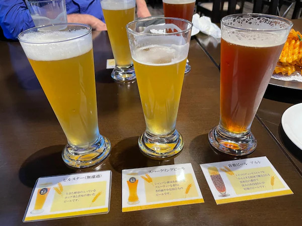 Das Beer Tasting-Set (an diesem Abend Pilsener, Sparkling Beer und Altbier) in der Brauerei Doppo.