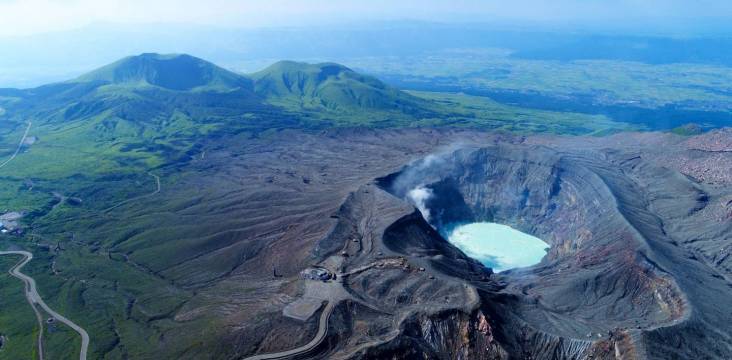 Weiße Rauchschwaden, die aus dem riesigen Krater des noch immer aktiven Nakadake-Vulkans in der Präfektur Kumamoto steigen.