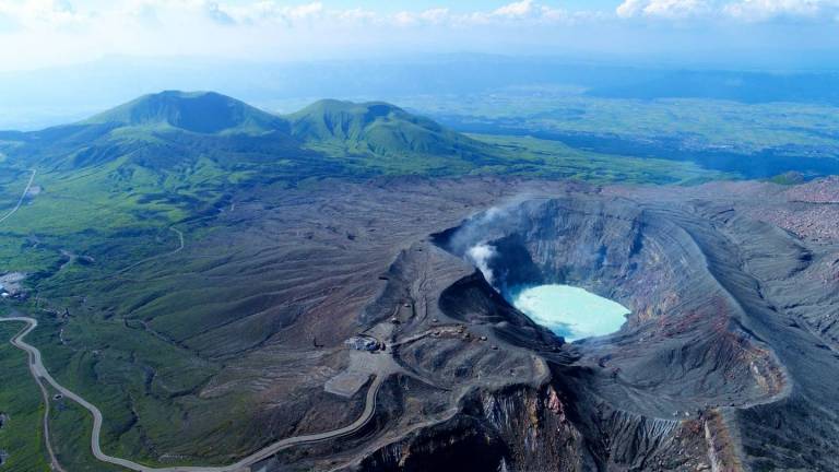 Weiße Rauchschwaden, die aus dem riesigen Krater des noch immer aktiven Nakadake-Vulkans in der Präfektur Kumamoto steigen.