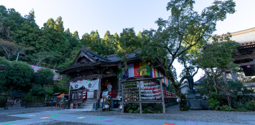 Der Iwamoto-ji Tempel ist Teil des Shikoku-Pilgerweges und hebt sich durch einen besonderen Fokus auf zeitgenösische Kunst hervor