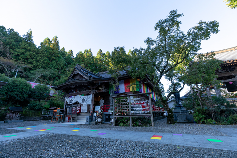 Der Iwamoto-ji Tempel ist Teil des Shikoku-Pilgerweges und hebt sich durch einen besonderen Fokus auf zeitgenösische Kunst hervor