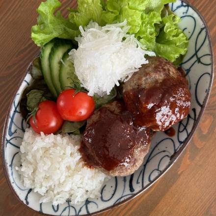 Frikadellen mit Sauce, Reis und Salat