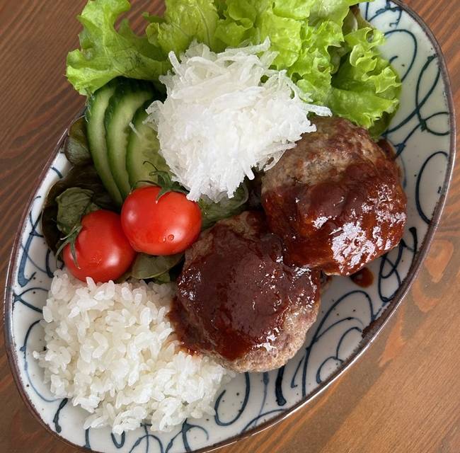 Frikadellen mit Sauce, Reis und Salat