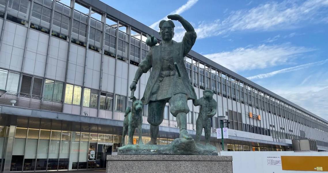 Statue am Bahnhof Okayama von Momotarō