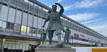 Statue am Bahnhof Okayama von Momotarō