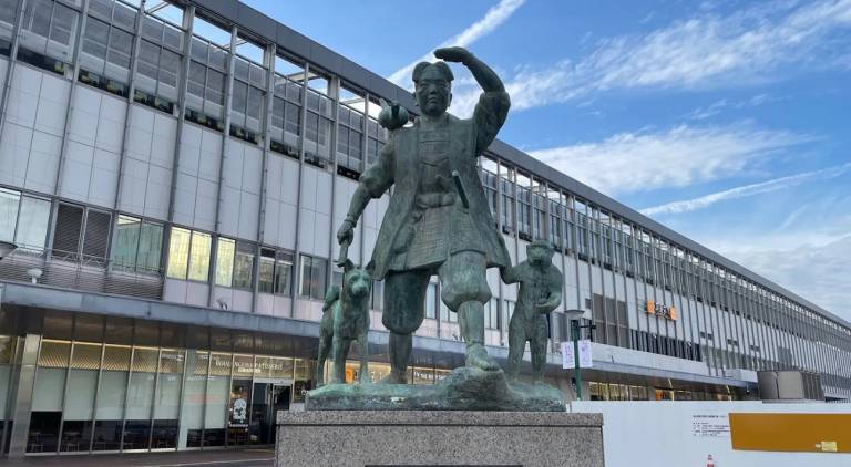 Statue am Bahnhof Okayama von Momotarō