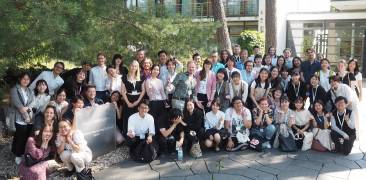 Die Teilnehmer*innen von „Hallo Deutschland” 2023 posieren vor dem Japanisch-Deutschen Zentrum Berlin.