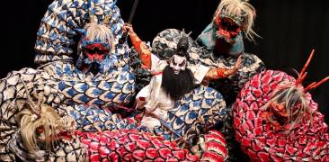 Szene des Hiroshima Kagura-Stückes "Yamata no Orochi", aufgeführt von der Yoshiwa Kagura-Truppe: Der Sturmgott Susanoo kämpft gegen das achtköpfige Schlangenmonster.