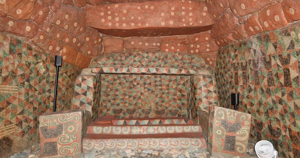 Wände und die Decke der inneren Grabkammer des Ōzuka-Kofun