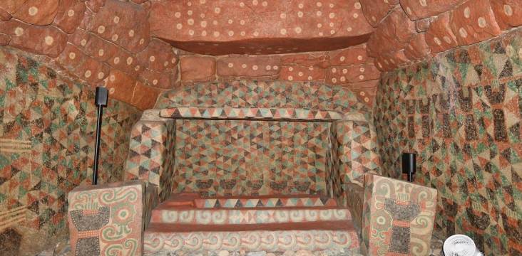 Wände und die Decke der inneren Grabkammer des Ōzuka-Kofun