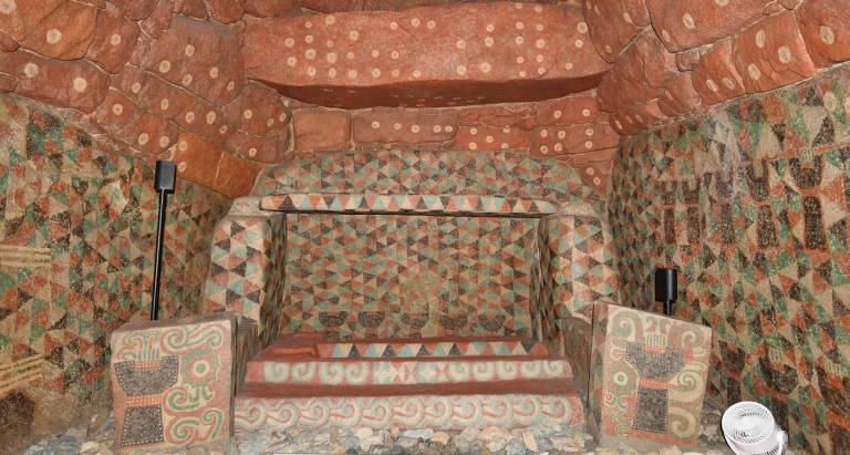 Wände und die Decke der inneren Grabkammer des Ōzuka-Kofun