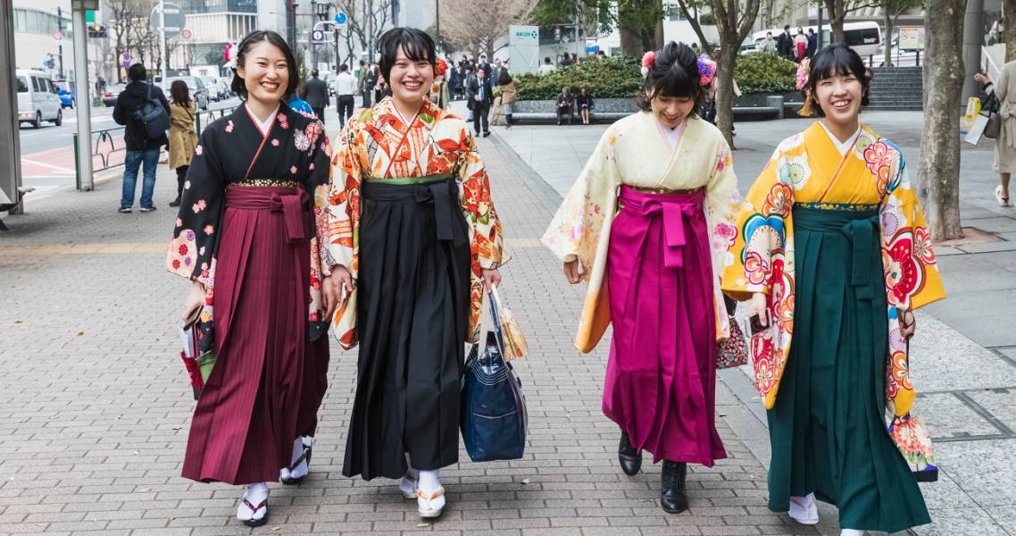 Junge Frauen im Hakama