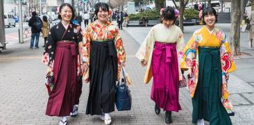 Junge Frauen im Hakama