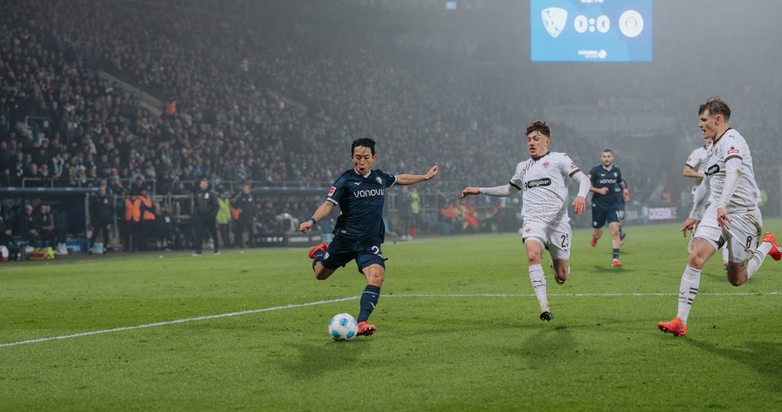 Vfl Bochum 1848-Mittelfeldspieler Miyoshi Kōji (Mitte).