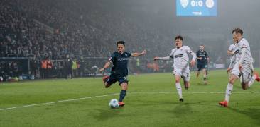 Vfl Bochum 1848-Mittelfeldspieler Miyoshi Kōji (Mitte).