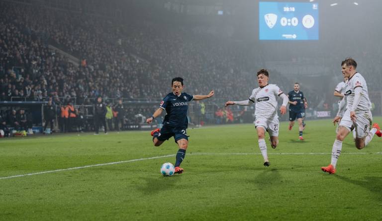 Vfl Bochum 1848-Mittelfeldspieler Miyoshi Kōji (Mitte).