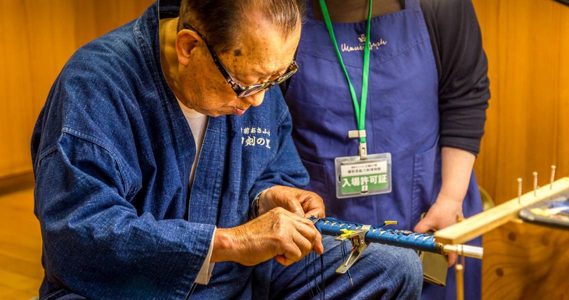 Ein Handwerksmeister bei der Herstellung eines traditionellen japanischen Schwerts.