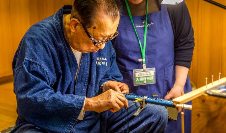 Ein Handwerksmeister bei der Herstellung eines traditionellen japanischen Schwerts.