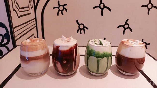 Vier verschiedene Mokkas im 2D Café